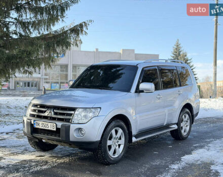 Серый Мицубиси Паджеро, объемом двигателя 3.2 л и пробегом 306 тыс. км за 10950 $, фото 1 на Automoto.ua
