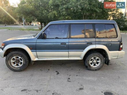 Синий Мицубиси Паджеро, объемом двигателя 3 л и пробегом 322 тыс. км за 5000 $, фото 1 на Automoto.ua