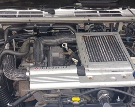 Зелений Міцубісі Паджеро, об'ємом двигуна 2 л та пробігом 350 тис. км за 3500 $, фото 4 на Automoto.ua