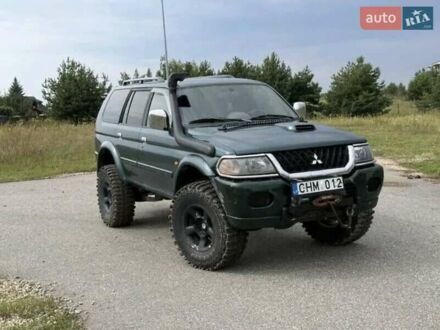 Зеленый Мицубиси Паджеро, объемом двигателя 3.2 л и пробегом 230 тыс. км за 4000 $, фото 1 на Automoto.ua