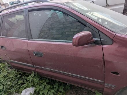 Красный Мицубиси Спейс Стар, объемом двигателя 1.6 л и пробегом 300 тыс. км за 1000 $, фото 1 на Automoto.ua