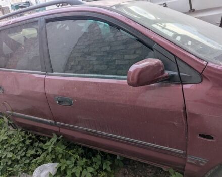 Красный Мицубиси Спейс Стар, объемом двигателя 1.6 л и пробегом 300 тыс. км за 1000 $, фото 1 на Automoto.ua