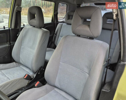 Жовтий Міцубісі Спейс Стар, об'ємом двигуна 1.58 л та пробігом 245 тис. км за 2250 $, фото 6 на Automoto.ua