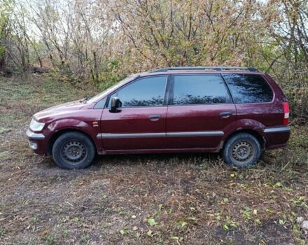 Красный Мицубиси Спейс Вагон, объемом двигателя 2.4 л и пробегом 200 тыс. км за 2944 $, фото 1 на Automoto.ua