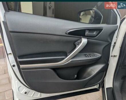 Білий Міцубісі Eclipse Cross, об'ємом двигуна 1.5 л та пробігом 140 тис. км за 14000 $, фото 10 на Automoto.ua