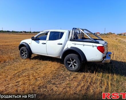 Білий Міцубісі L200, об'ємом двигуна 2.5 л та пробігом 354 тис. км за 11000 $, фото 4 на Automoto.ua