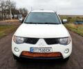 Белый Мицубиси L200, объемом двигателя 2.5 л и пробегом 264 тыс. км за 10000 $, фото 1 на Automoto.ua
