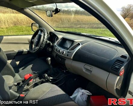 Белый Мицубиси L200, объемом двигателя 2.5 л и пробегом 230 тыс. км за 15600 $, фото 6 на Automoto.ua