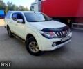 Белый Мицубиси L200, объемом двигателя 2.4 л и пробегом 330 тыс. км за 15000 $, фото 1 на Automoto.ua