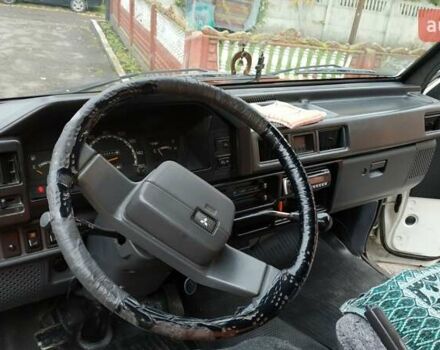 Белый Мицубиси L 300, объемом двигателя 2.5 л и пробегом 365 тыс. км за 3000 $, фото 2 на Automoto.ua