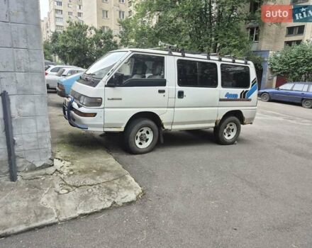 Белый Мицубиси L 300, объемом двигателя 2.5 л и пробегом 300 тыс. км за 6000 $, фото 2 на Automoto.ua