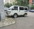 Белый Мицубиси L 300, объемом двигателя 2.5 л и пробегом 300 тыс. км за 6000 $, фото 2 на Automoto.ua