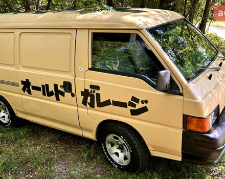 Бежевый Мицубиси L 300, объемом двигателя 2.5 л и пробегом 415 тыс. км за 4200 $, фото 2 на Automoto.ua