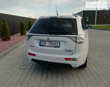 Белый Мицубиси Outlander PHEV, объемом двигателя 2 л и пробегом 184 тыс. км за 18790 $, фото 7 на Automoto.ua