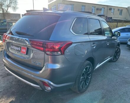 Сірий Міцубісі Outlander PHEV, об'ємом двигуна 2 л та пробігом 176 тис. км за 21990 $, фото 4 на Automoto.ua