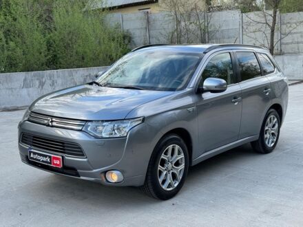 Серый Мицубиси Outlander PHEV, объемом двигателя 2 л и пробегом 242 тыс. км за 15990 $, фото 1 на Automoto.ua