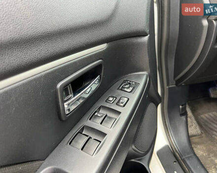 Белый Мицубиси Outlander Sport, объемом двигателя 2 л и пробегом 177 тыс. км за 10300 $, фото 12 на Automoto.ua