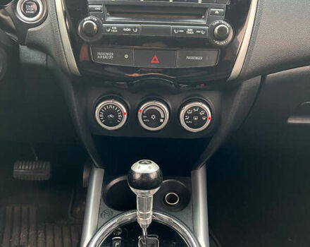 Белый Мицубиси Outlander Sport, объемом двигателя 2 л и пробегом 177 тыс. км за 10300 $, фото 10 на Automoto.ua