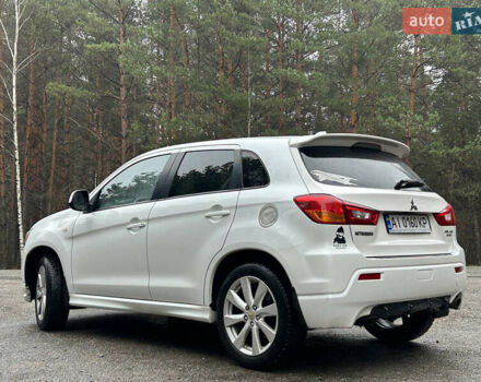 Белый Мицубиси Outlander Sport, объемом двигателя 2 л и пробегом 260 тыс. км за 8999 $, фото 4 на Automoto.ua