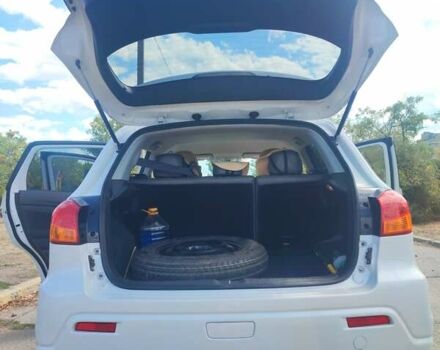 Белый Мицубиси Outlander Sport, объемом двигателя 2 л и пробегом 140 тыс. км за 11000 $, фото 6 на Automoto.ua