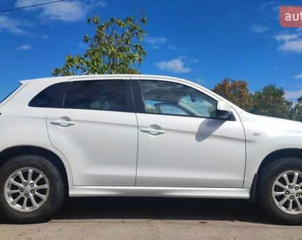 Белый Мицубиси Outlander Sport, объемом двигателя 2 л и пробегом 140 тыс. км за 11000 $, фото 3 на Automoto.ua
