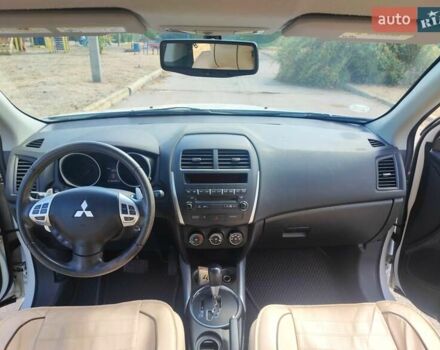 Белый Мицубиси Outlander Sport, объемом двигателя 2 л и пробегом 140 тыс. км за 11000 $, фото 9 на Automoto.ua