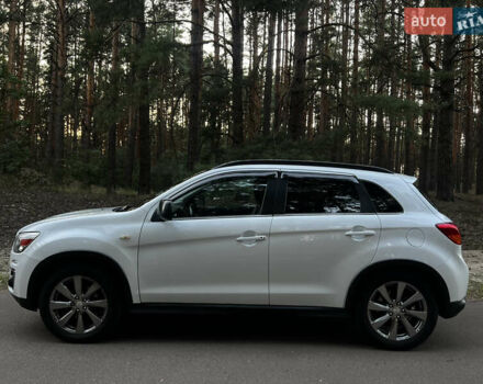 Белый Мицубиси Outlander Sport, объемом двигателя 2 л и пробегом 170 тыс. км за 11000 $, фото 3 на Automoto.ua