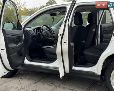 Белый Мицубиси Outlander Sport, объемом двигателя 2 л и пробегом 160 тыс. км за 10800 $, фото 15 на Automoto.ua