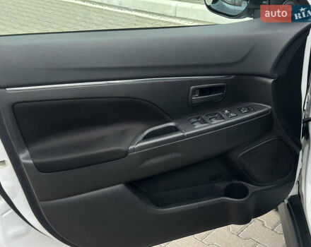 Белый Мицубиси Outlander Sport, объемом двигателя 2 л и пробегом 257 тыс. км за 10800 $, фото 27 на Automoto.ua