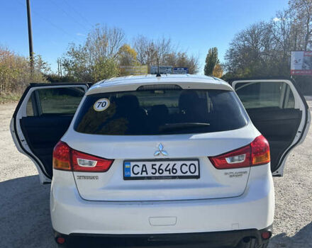 Белый Мицубиси Outlander Sport, объемом двигателя 2 л и пробегом 255 тыс. км за 12000 $, фото 2 на Automoto.ua