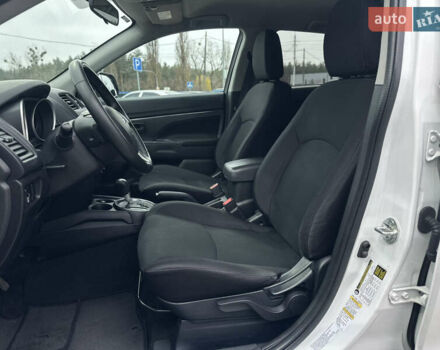 Белый Мицубиси Outlander Sport, объемом двигателя 2 л и пробегом 257 тыс. км за 10800 $, фото 29 на Automoto.ua