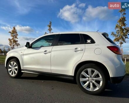 Мицубиси Outlander Sport 2015 в Киеве на Automoto.ua Белый Мицубиси Outlander Sport, объемом двигателя 2 л и пробегом 168 тыс. км за 12500 $, фото 1 на Automoto.ua
