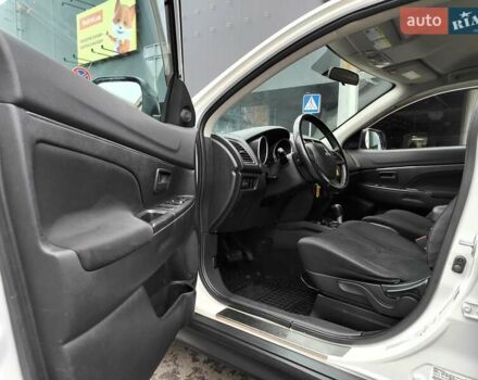 Белый Мицубиси Outlander Sport, объемом двигателя 2.4 л и пробегом 207 тыс. км за 9990 $, фото 48 на Automoto.ua