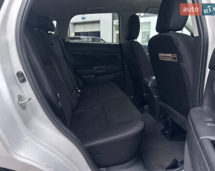 Белый Мицубиси Outlander Sport, объемом двигателя 2 л и пробегом 257 тыс. км за 10800 $, фото 33 на Automoto.ua
