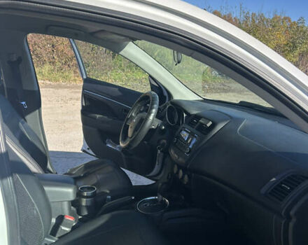 Белый Мицубиси Outlander Sport, объемом двигателя 2 л и пробегом 255 тыс. км за 12000 $, фото 17 на Automoto.ua