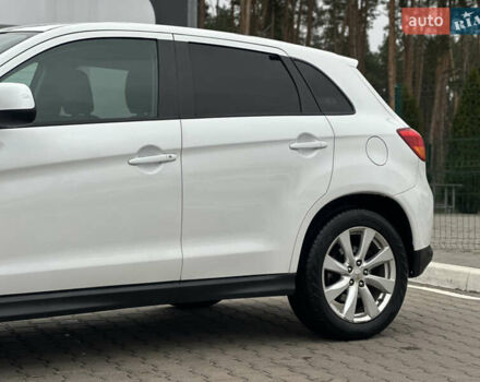 Белый Мицубиси Outlander Sport, объемом двигателя 2 л и пробегом 257 тыс. км за 10800 $, фото 6 на Automoto.ua