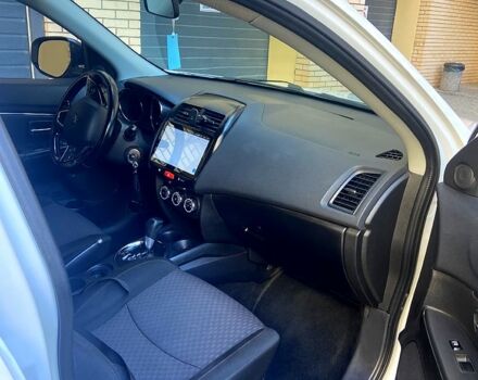 Білий Міцубісі Outlander Sport, об'ємом двигуна 2 л та пробігом 203 тис. км за 11999 $, фото 7 на Automoto.ua