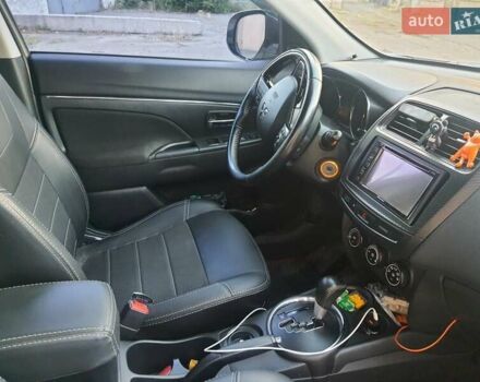 Белый Мицубиси Outlander Sport, объемом двигателя 2 л и пробегом 206 тыс. км за 9000 $, фото 5 на Automoto.ua