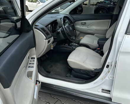 Белый Мицубиси Outlander Sport, объемом двигателя 2.36 л и пробегом 123 тыс. км за 10500 $, фото 10 на Automoto.ua