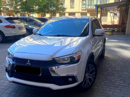 Белый Мицубиси Outlander Sport, объемом двигателя 2 л и пробегом 203 тыс. км за 11999 $, фото 1 на Automoto.ua