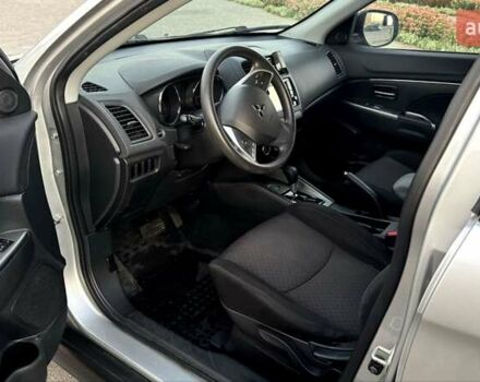 Серый Мицубиси Outlander Sport, объемом двигателя 2 л и пробегом 80 тыс. км за 13700 $, фото 5 на Automoto.ua