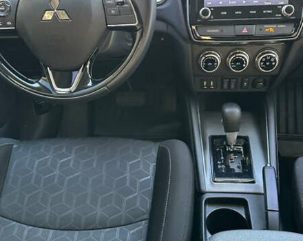 Серый Мицубиси Outlander Sport, объемом двигателя 2 л и пробегом 75 тыс. км за 16900 $, фото 4 на Automoto.ua