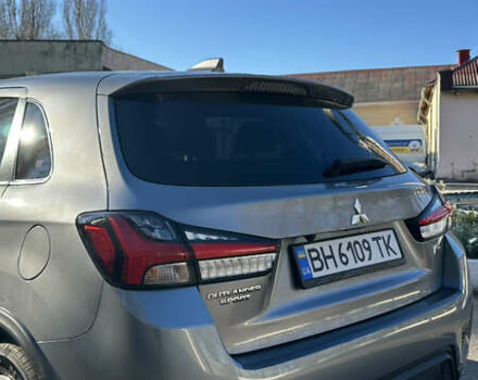 Серый Мицубиси Outlander Sport, объемом двигателя 2 л и пробегом 75 тыс. км за 16900 $, фото 3 на Automoto.ua