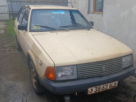 Москвич / АЗЛК 2141 1990 у Светловдске на Automoto.ua Жовтий Москвич / АЗЛК 2141, об'ємом двигуна 1.7 л та пробігом 200 тис. км за 483 $, фото 1 на Automoto.ua