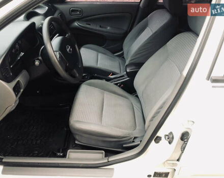 Белый Ниссан Альмера, объемом двигателя 1.6 л и пробегом 187 тыс. км за 5300 $, фото 18 на Automoto.ua