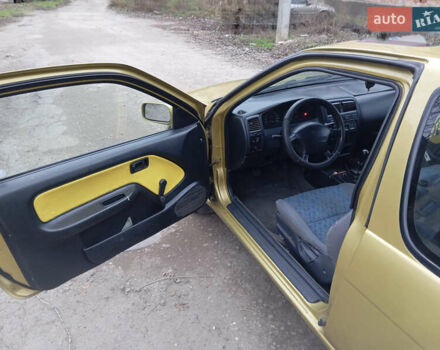 Желтый Ниссан Альмера, объемом двигателя 1.4 л и пробегом 280 тыс. км за 2700 $, фото 3 на Automoto.ua