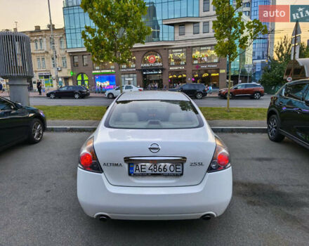 Белый Ниссан Альтима, объемом двигателя 2.49 л и пробегом 251 тыс. км за 7900 $, фото 6 на Automoto.ua