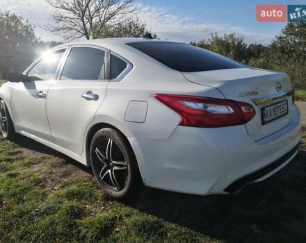 Белый Ниссан Альтима, объемом двигателя 0 л и пробегом 180 тыс. км за 12500 $, фото 6 на Automoto.ua