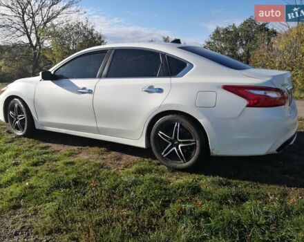 Белый Ниссан Альтима, объемом двигателя 0 л и пробегом 180 тыс. км за 12500 $, фото 4 на Automoto.ua