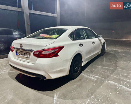 Белый Ниссан Альтима, объемом двигателя 2.5 л и пробегом 190 тыс. км за 8000 $, фото 3 на Automoto.ua